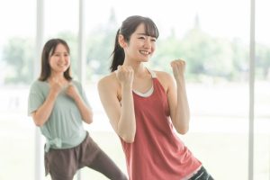 ジムで運動する女性